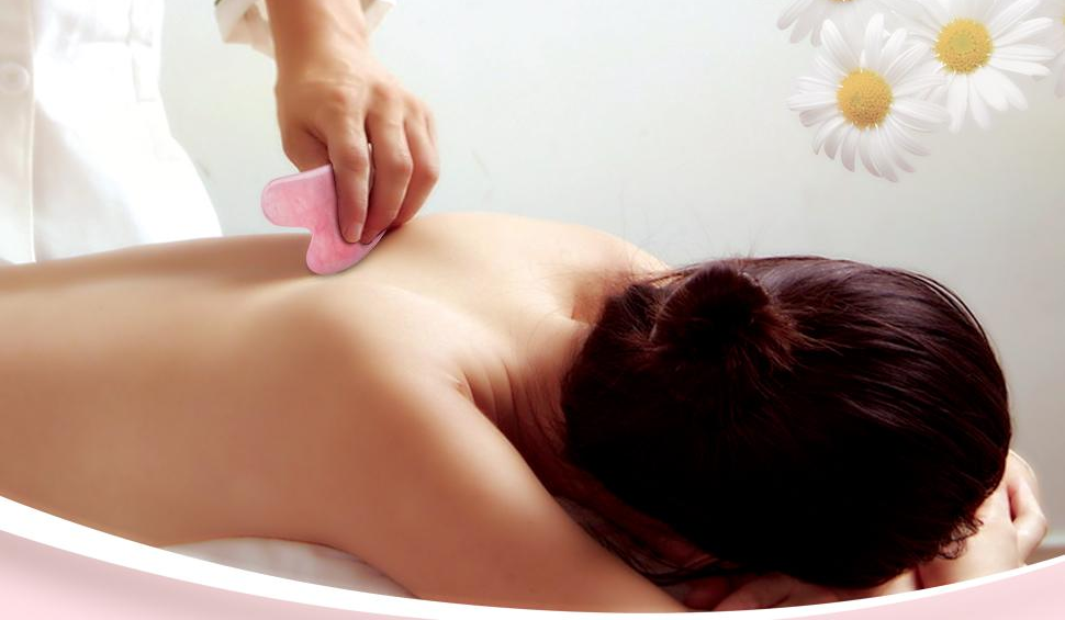 gua sha skrabanie chrbta klientky